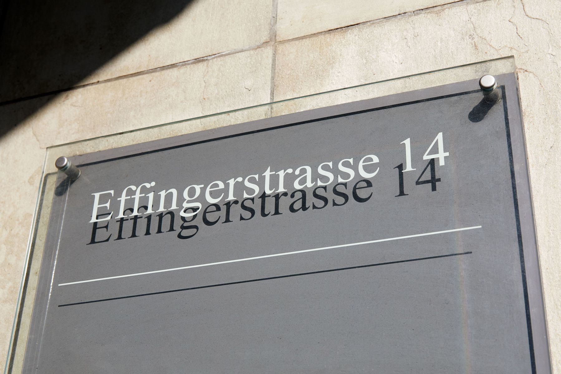 Ein Eingangsschild mit der darauf angegebenen Adresse