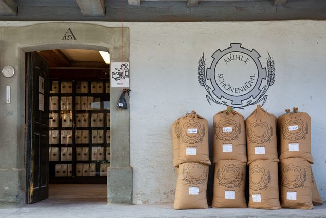 Eingang zum Mühle Lädeli mit Rampe voller 25kg Mehlsäcke