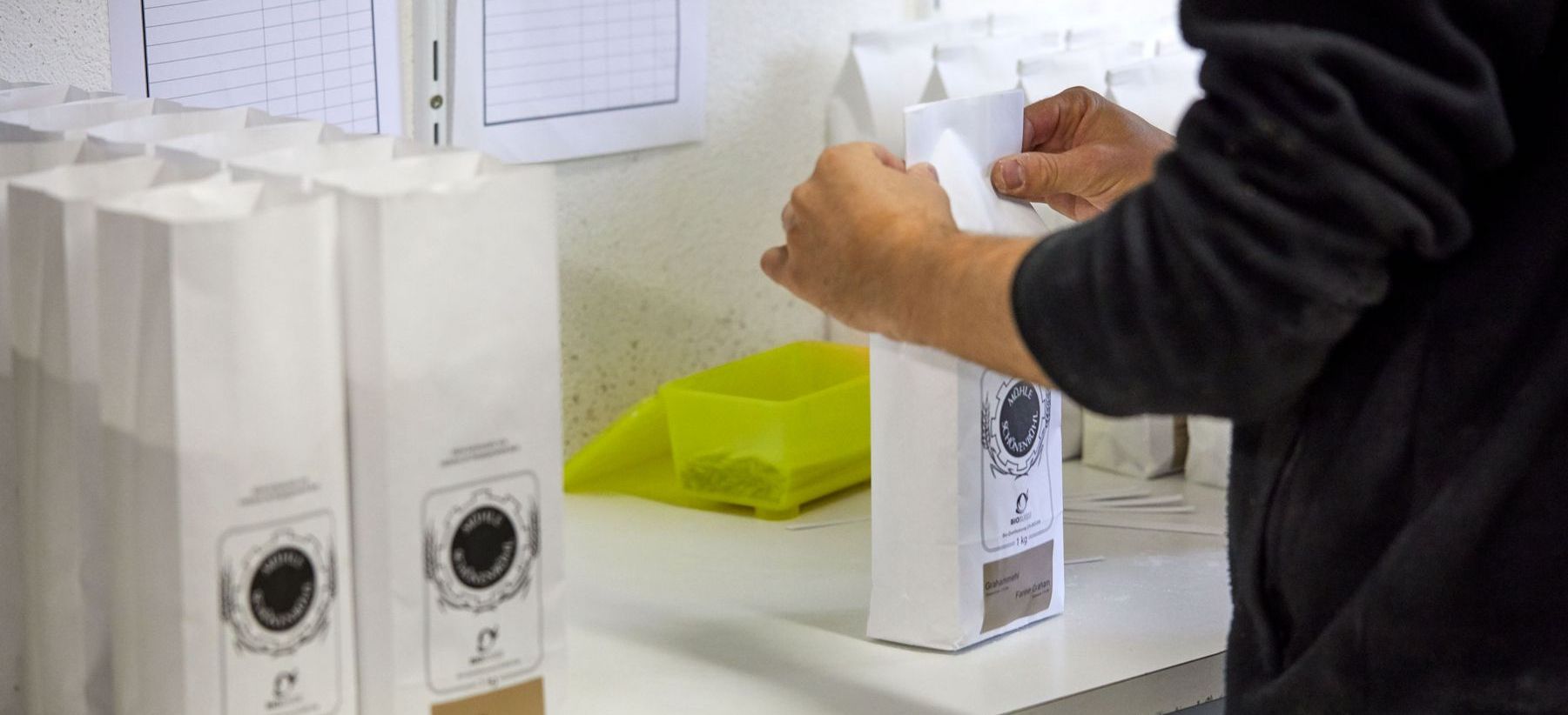 Mehl wird abgewogen und verpackt