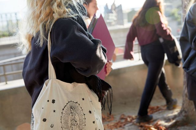 Eine Gruppe Jugendlicher ist zu Fuss unterwegs