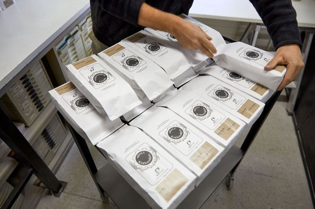 Mehlpackungen werden sortiert