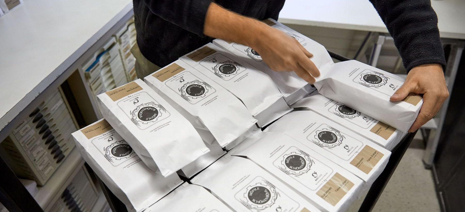 Mehlpackungen werden sortiert