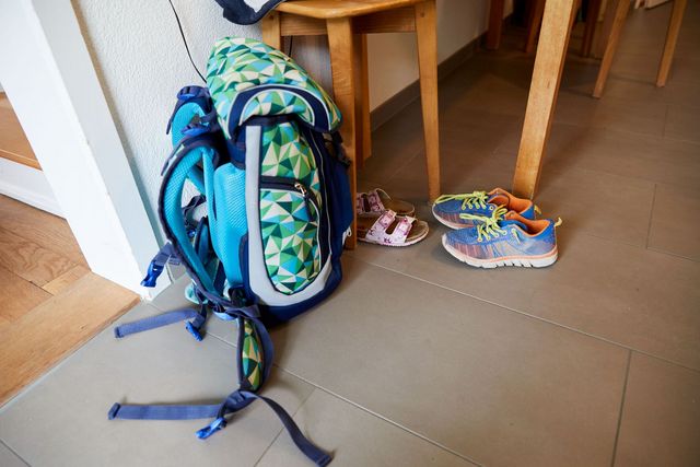 Ein Schulrucksack steht im Eingangsbereich