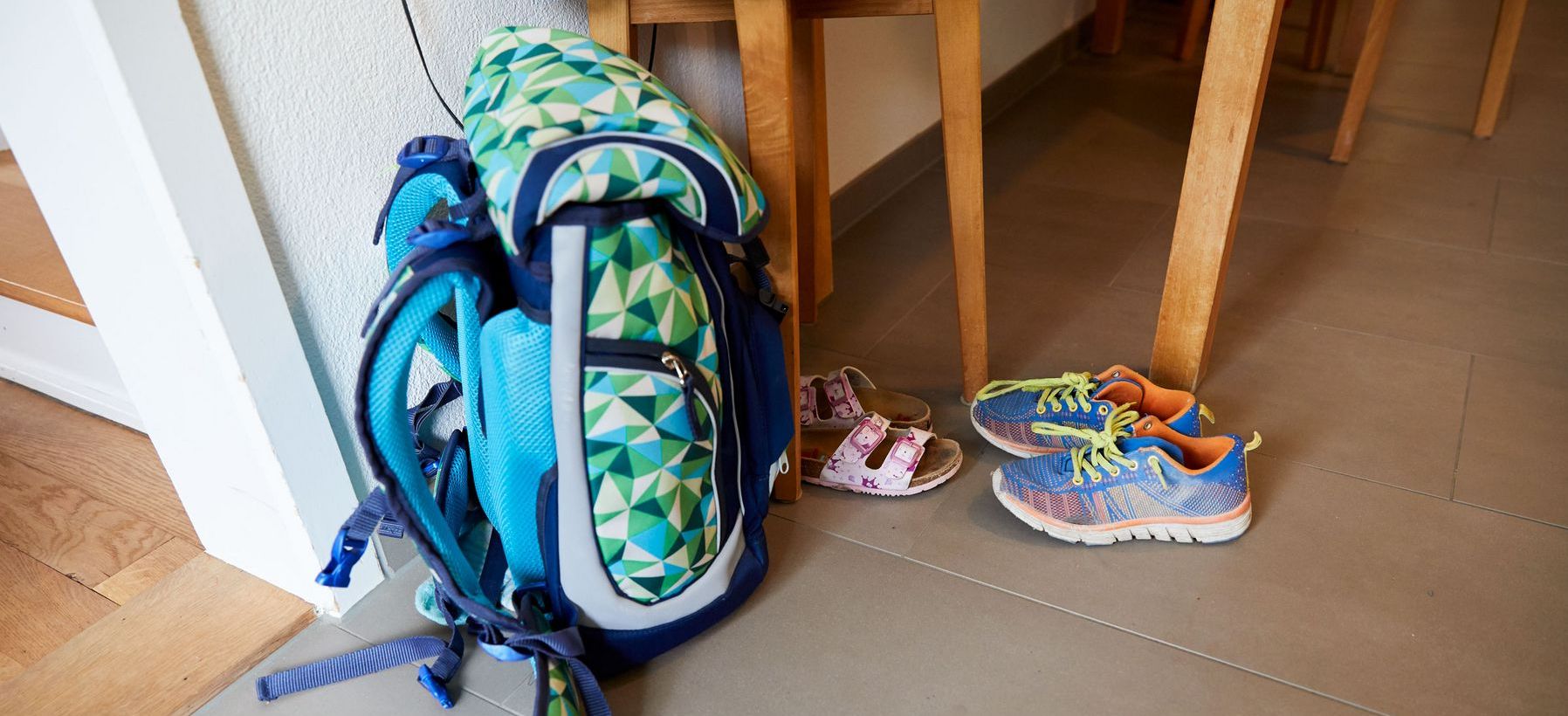 Ein Schulrucksack steht im Eingangsbereich